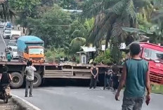 Truk Trailer Gagal Menanjak di Jalintim Bayung Lencir, Badan Jalan Tertutup dan Lalu Lintas Terganggu