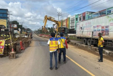 Genangan Air Hambat Perbaikan Jalintim Betung, Plat Baja Dipasang Agar Lalu Lintas Tetap Lancar