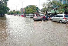 Hujan 1 Jam Lumpuhkan Palembang, Simpang Polda Banjir, Lalu Lintas Kolaps