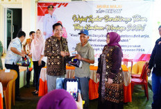 Peringati HUT ke-62, Bupati Muba Toha Tohet Berbagi Sembako dengan Warga Sungai Angit