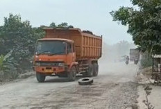 Jalan Ditimbun Batu, Debu Mengganas, Warga Pinang Banjar Sungai Lilin Minta Penyiraman Rutin