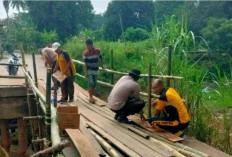 Gotong Royong Lawan Dampak Longsor, Polisi dan Warga Bangun Jembatan Darurat di Ogan Ilir
