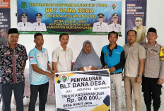 BLT Dana Desa Triwulan III Desa Bukit Jaya Disalurkan, Tujuh KPM Terima Bantuan