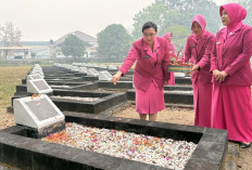 Peringati HKGB ke-74, Ketua Bhayangkari Muba Ingrid Adik Listiyono Pimpin Ziarah dan Tabur Bunga