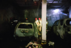 Diduga Korsleting Listrik, Kebakaran Garasi Klinik di Palembang Hanguskan 5 Kendaraan
