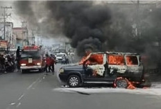 Toyota Kijang Terbakar di Jalan Yos Sudarso Lubuklinggau, Lalu Lintas Sempat Lumpuh Total
