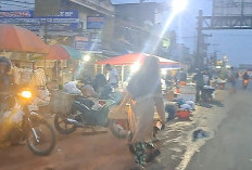 Lapak Pedagang Pagi Sungai Lilin di Bahu Jalintim Palembang–Jambi Kian Padat, Pengendara Keluhkan Keselamatan