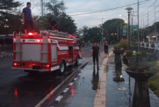Respons 2 Menit, Damkar Sekayu Padamkan Kebakaran Taman Depan Kantor Pemkab Muba