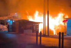 Kebakaran Malam Hari Gegerkan Warga Sungai Lilin, Empat Bangunan Terdampak, Satu Ludes Dilalap Api