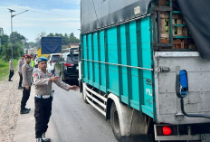 Polisi Siaga Siang Malam Urai Kemacetan Panjang Jalintim Palembang–Jambi di Muba
