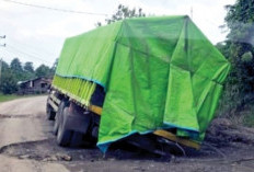 Jalinteng Sekayu–Lubuk Linggau Rusak Parah, Lubang Menganga Ancam Keselamatan Pengendara