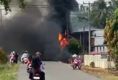 Diduga Korsleting Listrik, Kebakaran Pom Mini di Keluang Hanguskan Puluhan Juta Rupiah