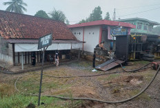 Truk Bermuatan Diduga Minyak Terbalik di Babat Toman, Muatan Tumpah ke Halaman Rumah Warga