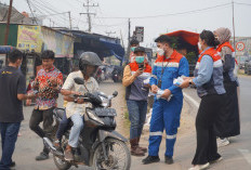 Respon Cepat Dampak Karhutlah, PHE Jambi Merang Bagikan Masker Gratis ke Warga